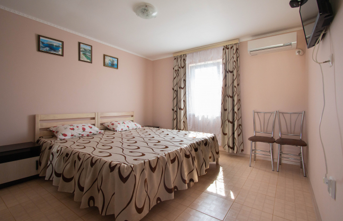 Тарханкутский дворик, Оленевка, ул.Комсомольская, 